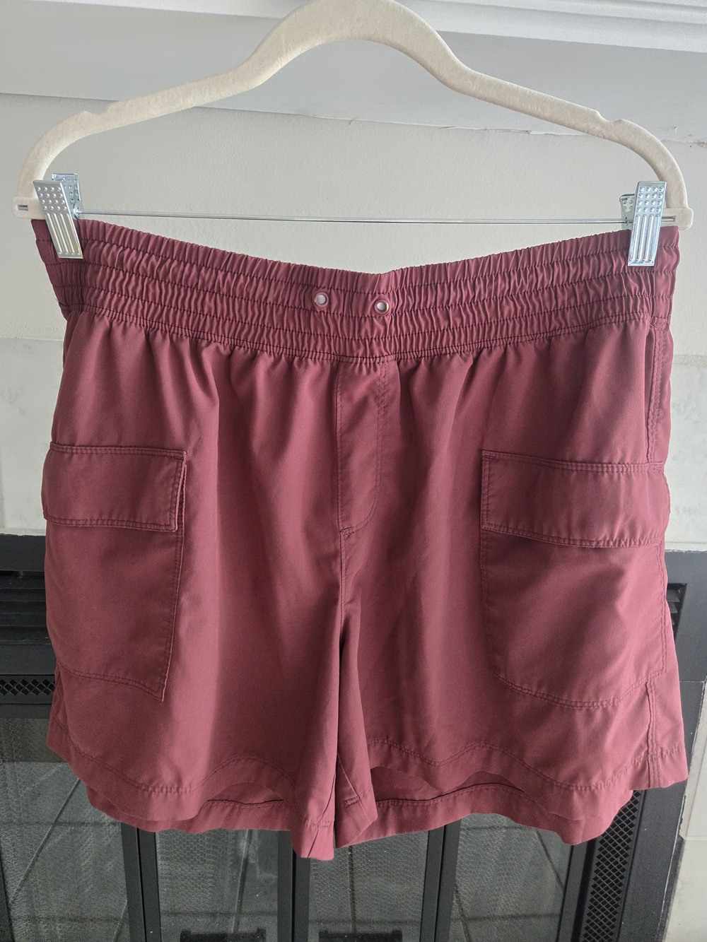 Men's Elastic-Waist Cargo Shorts in Burgundy